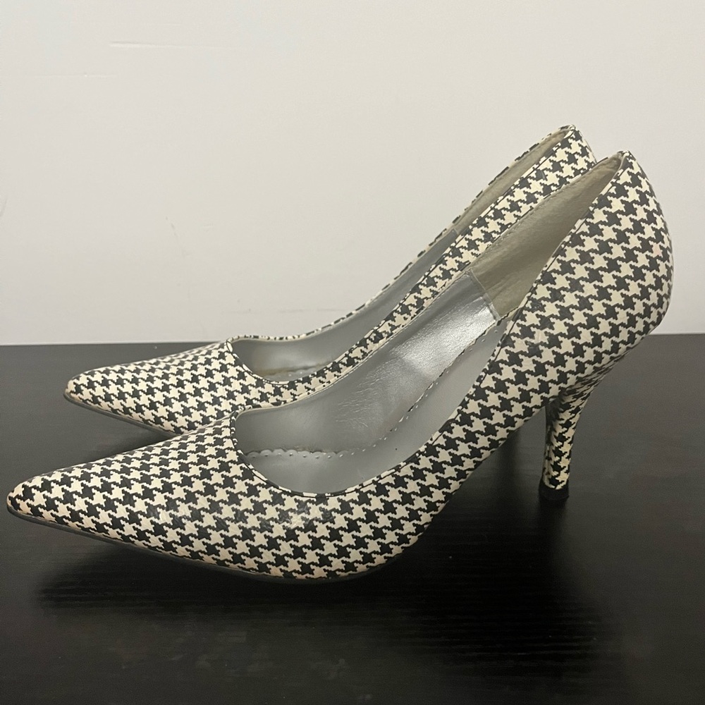 Hounds tooth pattern pointed toe heeled pumps